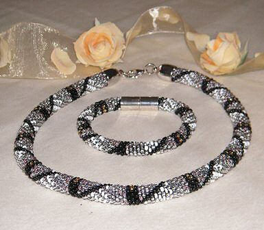 Gehkelte Perlenketten von Corinna Mewes